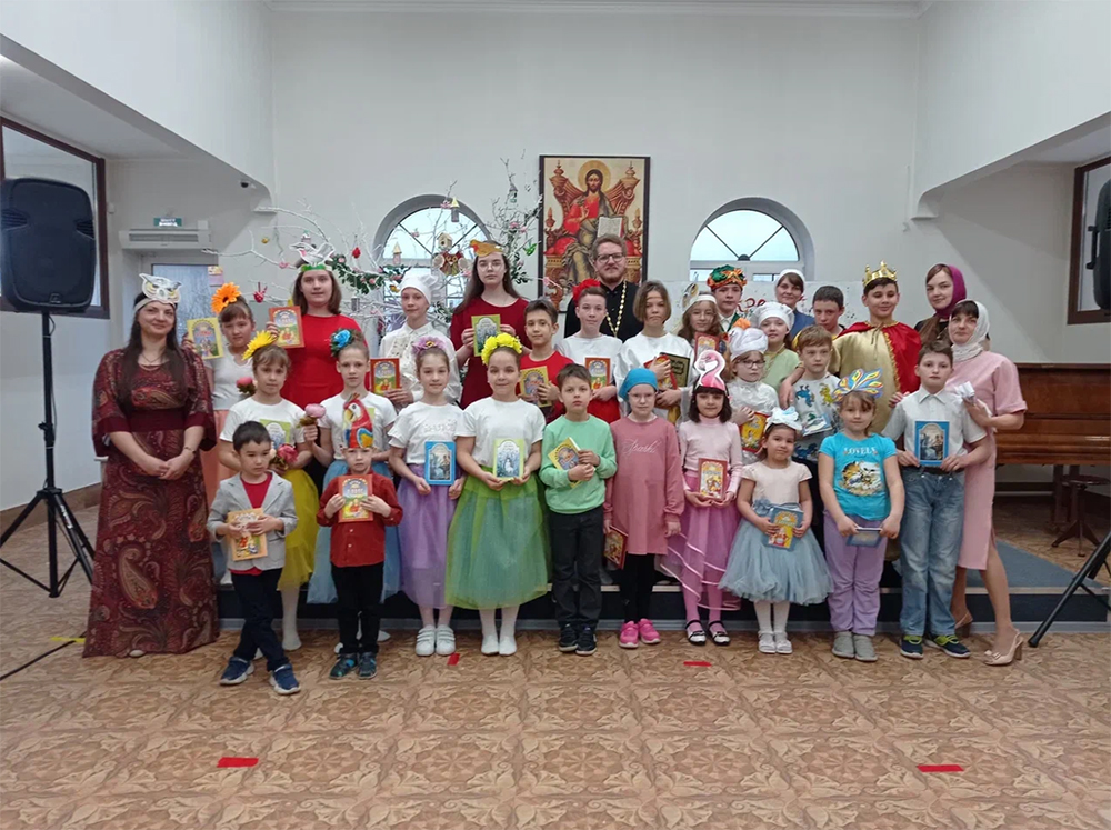 Пасхальное поздравление учащихся воскресной школы Свято-Никольского храма города Костаная.