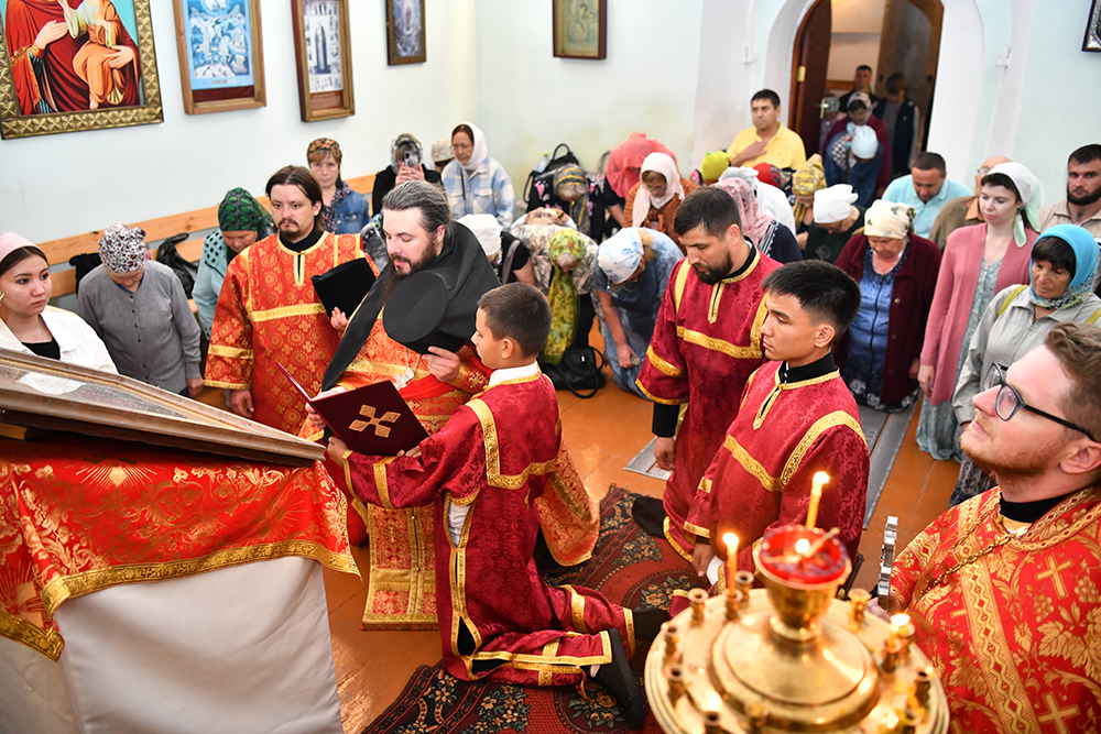 В Костанайской епархии положено начало совершения ночной Литургии в память святых царственных страстотерпцев.