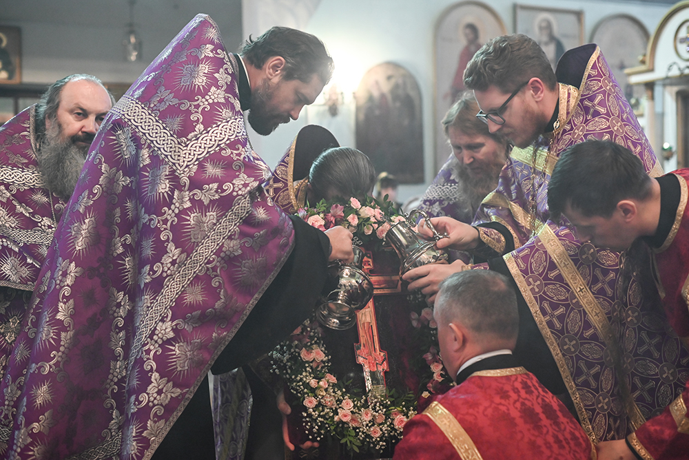 Чин Воздвижения Животворящего Креста в Константино-Еленинском кафедральном соборе Костаная