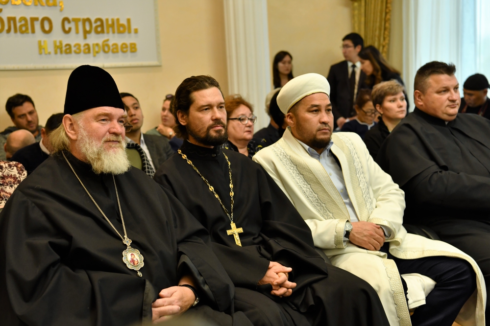 Круглый стол с участием министра общественного развития РК посетили епископ Анатолий и протоиерей Виталий Клеба.
